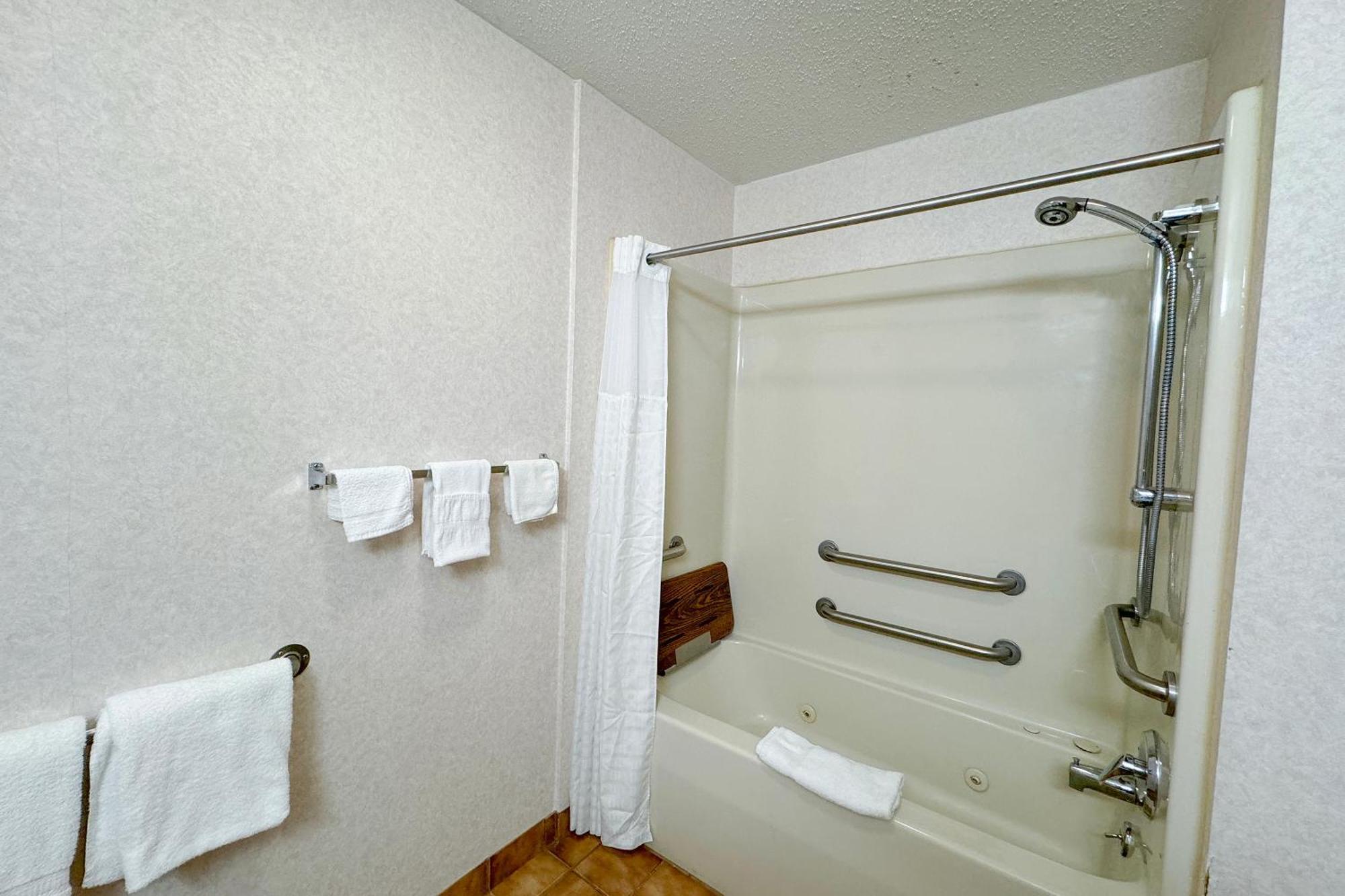 FairBridge Inn&Suites Batavia-Darien Amusement Park Extérieur photo