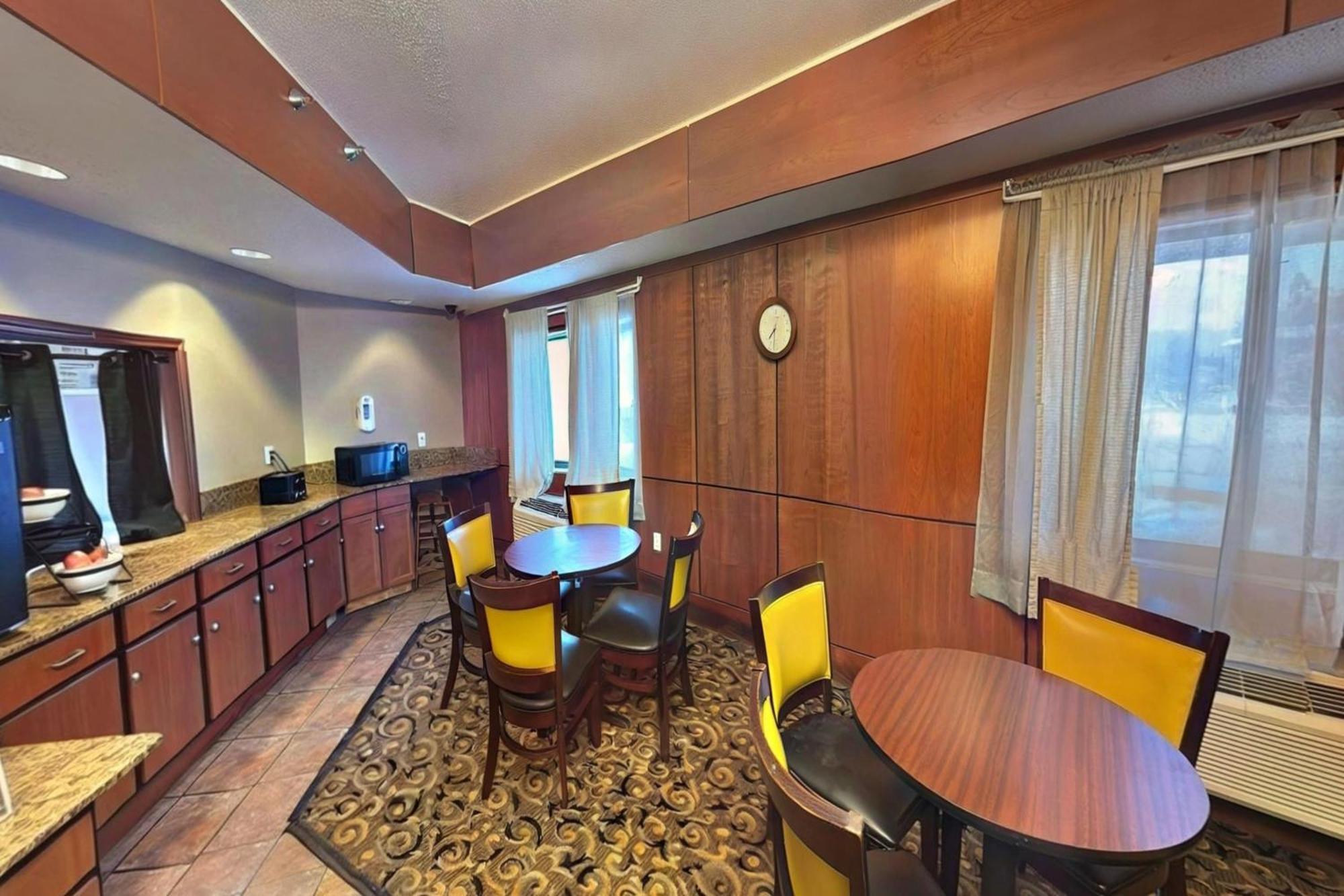 FairBridge Inn&Suites Batavia-Darien Amusement Park Extérieur photo