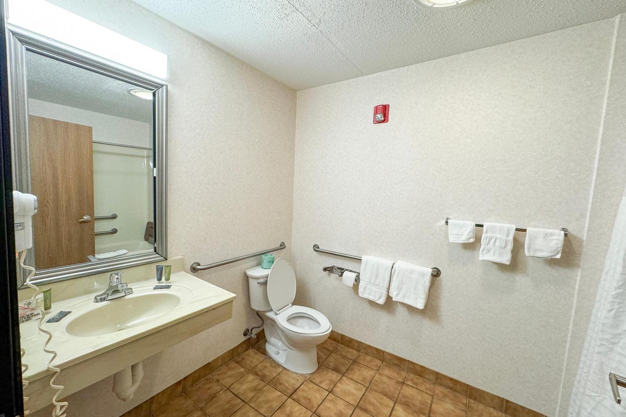 FairBridge Inn&Suites Batavia-Darien Amusement Park Extérieur photo