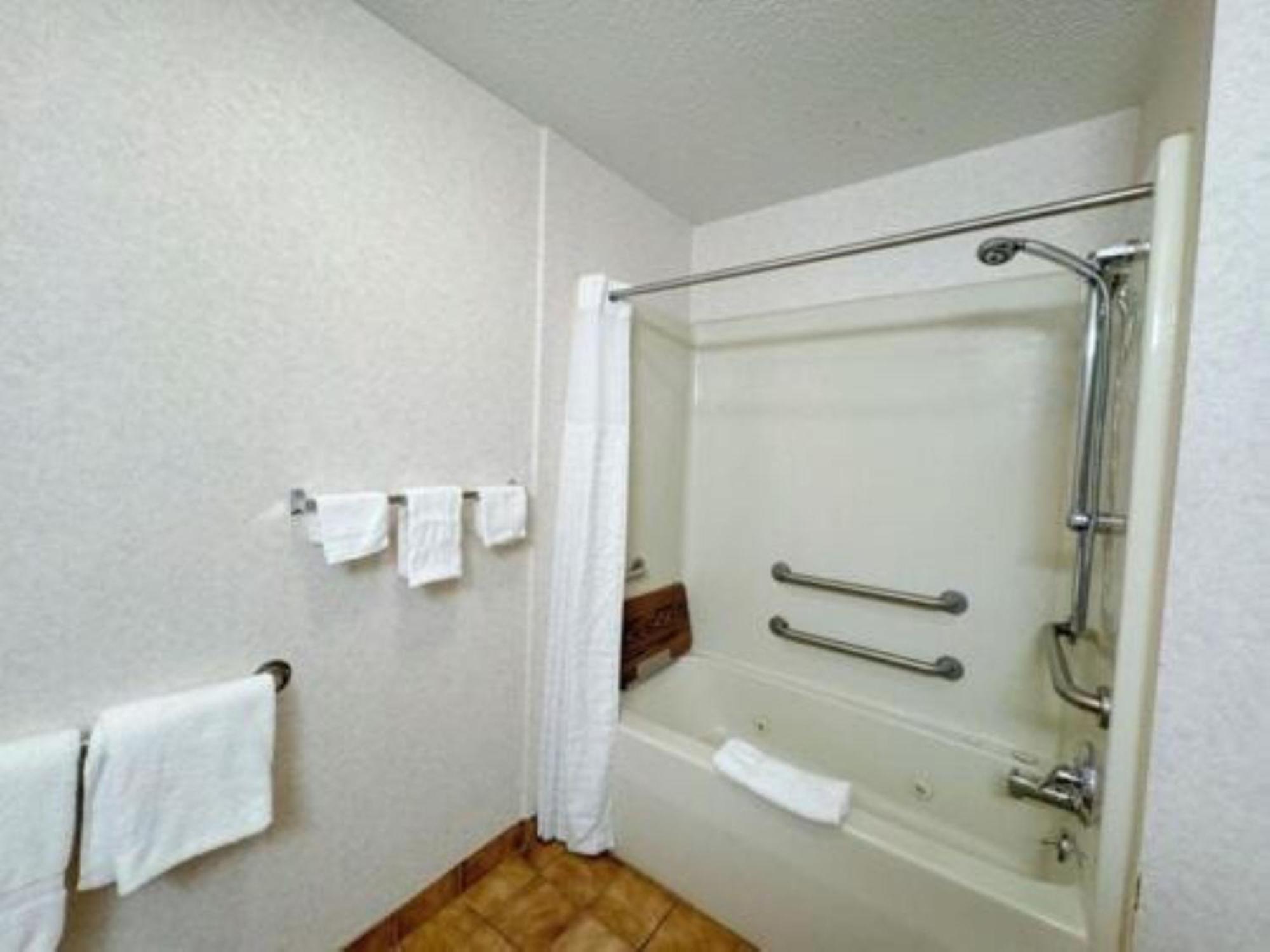 FairBridge Inn&Suites Batavia-Darien Amusement Park Extérieur photo